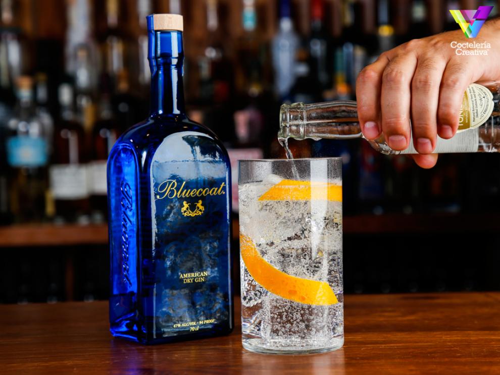 imagen botella y copa Gin Tonic con Bluecoat Gin