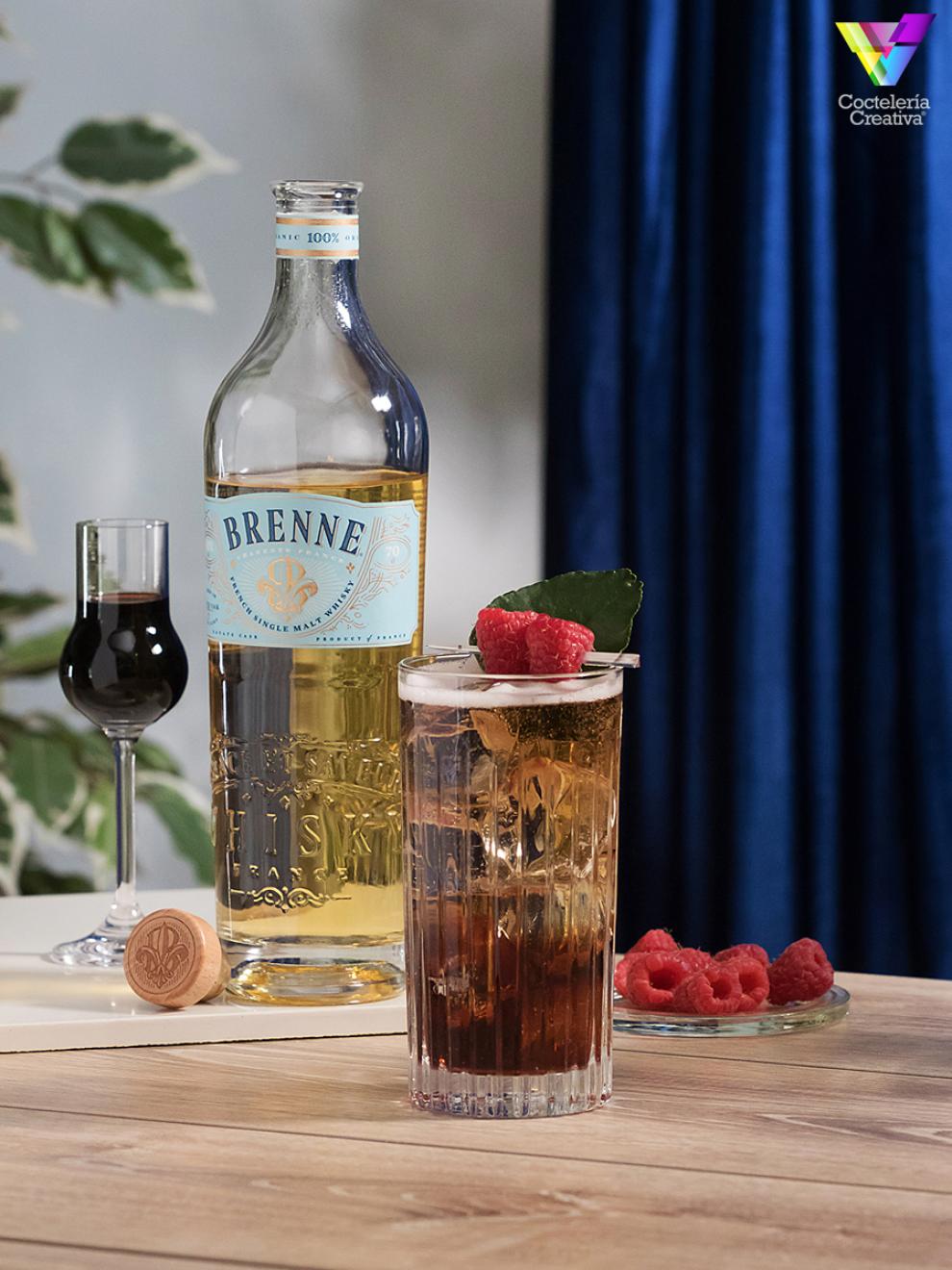 Brenne Highball Cassis imagen cóctel con botella Brenne Highball Cassis