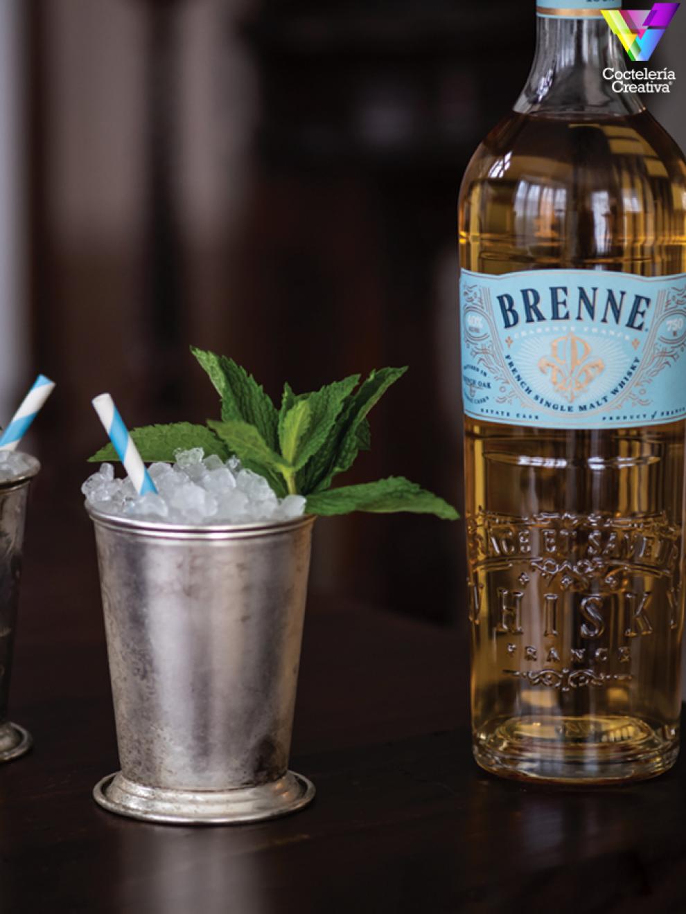imagen cóctel con botella Brenne Whisky Mint Julep