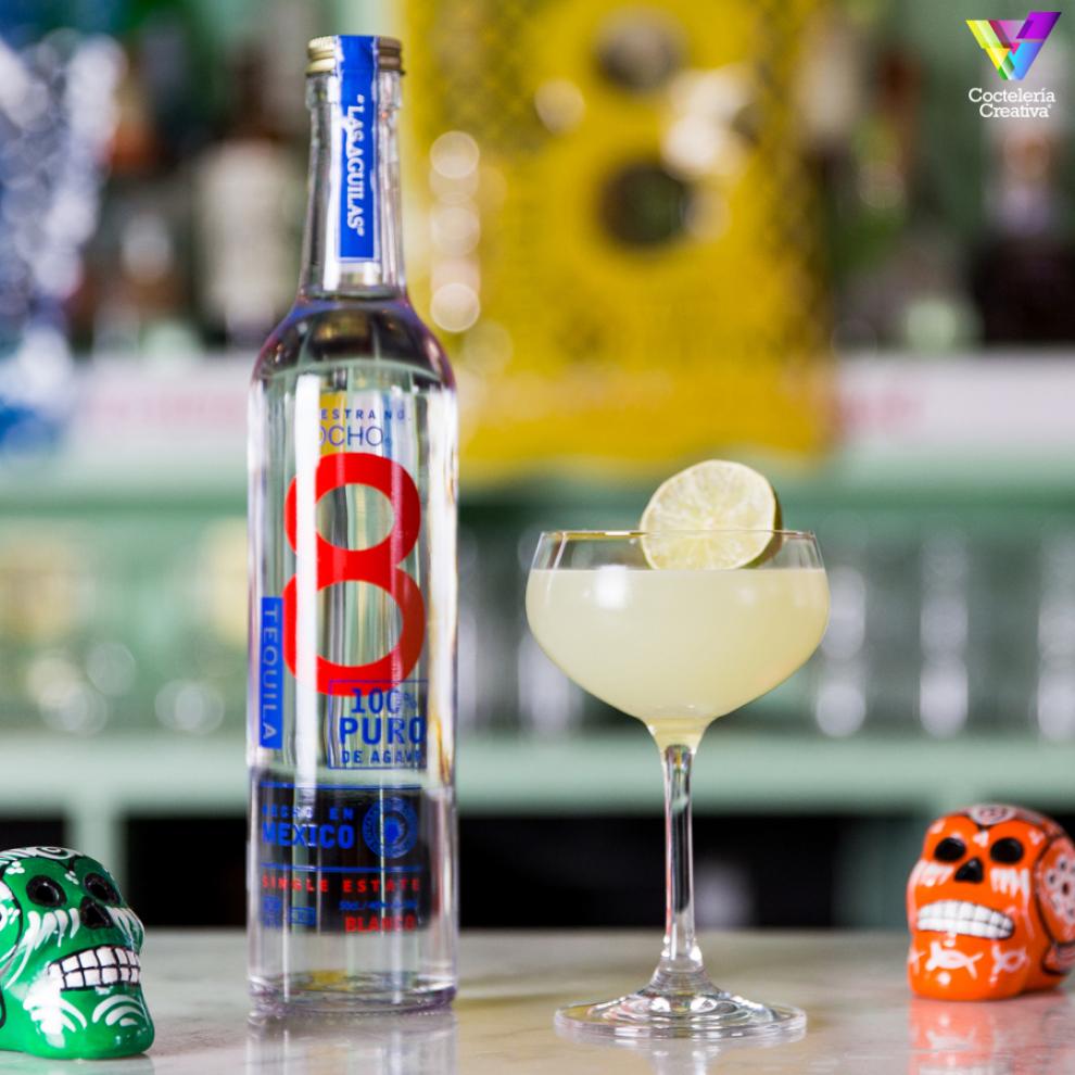 imagen cóctel Corpse Reviver #8 con botella Tequila Ocho Blanco