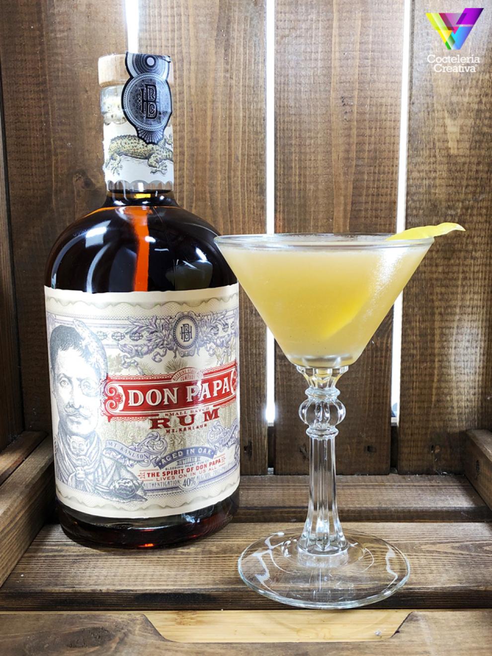 cóctel Don Papa Sáuco Sour con botella Don Papa imagen cóctel Don Papa Sáuco Sour con botella Don Papa