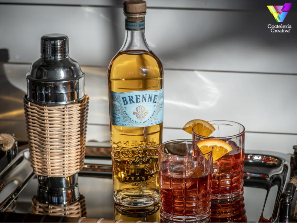 Cocktail Brenne Lafayette imagen cóctel Brenne Lafayette con botella de Brenne
