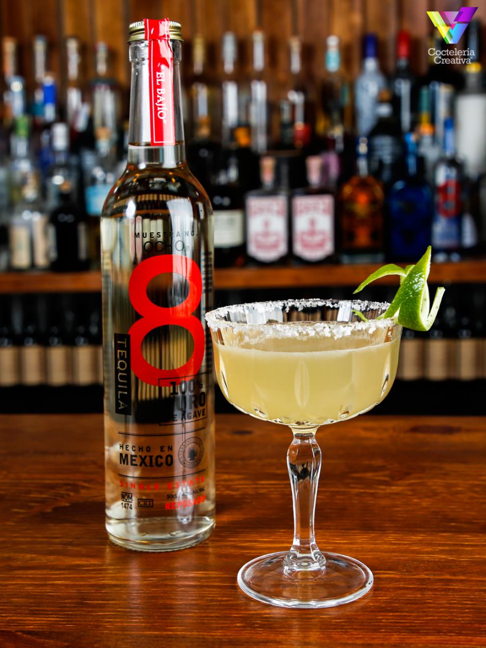 Cocktail Perfect Ocho Margarita con Tequila Ocho Reposado imagen cóctel Perfect Ocho Margarita con botella de Tequila Ocho Reposado