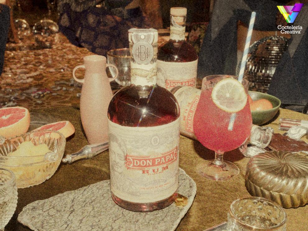 Celebra San Valentín con Manila Kiss y ron Don Papa imagen cóctel Manila Kiss y botella de ron Don Papa