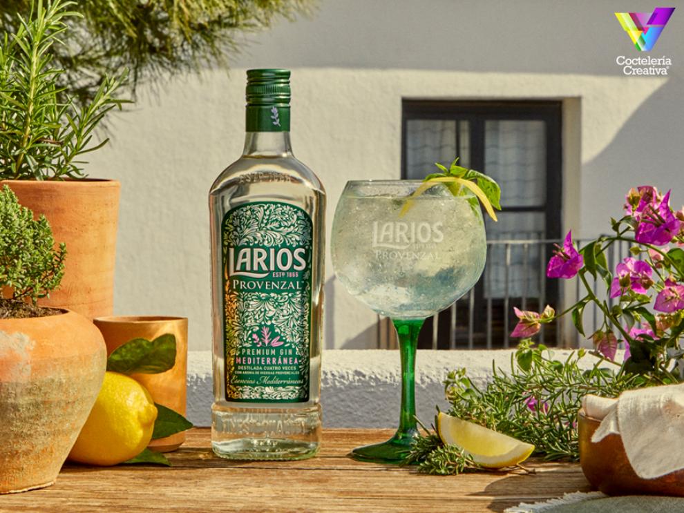 Larios Provenzal imagen botella Larios Provenzal con copa
