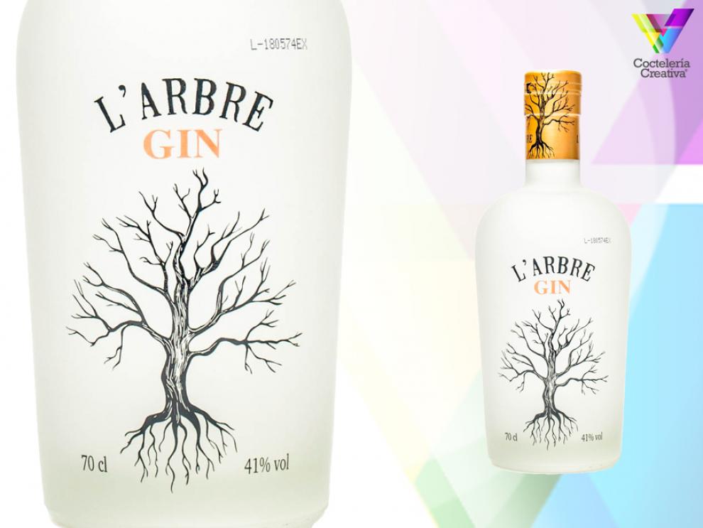 imagen de botella de l arbre gin con detalle de la etiqueta