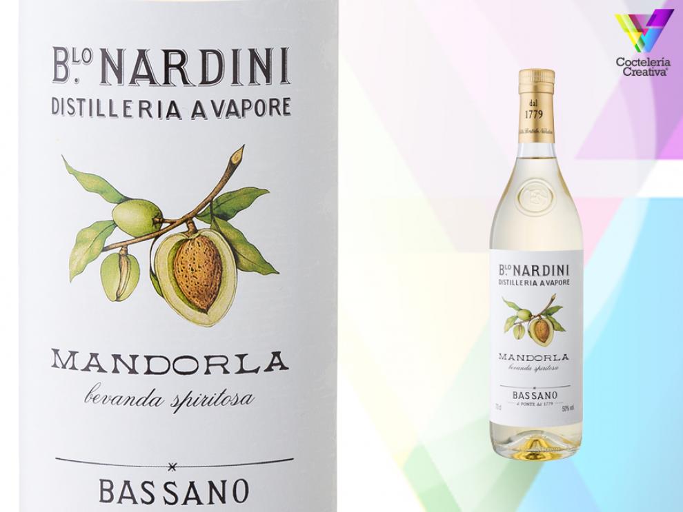 imagen de la botella de licor mandorla de nardini con detalle de la etiqueta