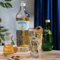 imagen cóctel Brenne Orange Highball con botella de Brenne Whisky